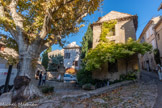 <center><center>Vaison-la-Romaine : la haute-ville.</center></center>Place du vieux marché. Dans la cité médiévale, le Pilori était installé sur la place du Vieux Marché. C’était un espace où l’on attachait un condamné à un pilier ou à un mur à l’aide d’un carcan (collier métallique), pour un délai déterminé. Le but était d’exposer la personne à la vue des passants en indiquant sur une pancarte la nature de son délit et ainsi de servir d’exemple à la population. La petite place ombragée accueille depuis le XVIIIème, près d’un arbre datant de plusieurs siècles, une belle fontaine en pierre.