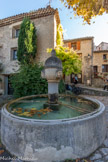 <center><center>Vaison-la-Romaine : la haute-ville.</center></center>Place du vieux marché. Une pile centrale supporte un réservoir à couvercle d’écailles. Autour de ce réceptacle trois mascarons crachent leur eau vers le bassin rond .