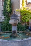 <center><center>Vaison-la-Romaine : la haute-ville.</center></center>Place du vieux marché. Une pile centrale supporte un réservoir à couvercle d’écailles. Sur le mur de derrière, une plaque indique l’emplacement du pilori (carcan).