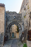 <center><center>Vaison-la-Romaine : la haute-ville.</center></center>Porte ogivale du quartier juif (XIVe s.).