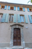 <center><center>Vaison-la-Romaine : la haute-ville.</center></center>L'hôtel du marquis de Taulignan (XVIIème siècle) jouxte la chapelle des Pénitents Blancs.