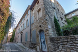 <center><center>Vaison-la-Romaine : la haute-ville.</center></center>Chapelle des pénitents blancs (XVIIe s.) Après que Monseigneur de Cheysolme leur ait donné leurs statuts en 1602, les Pénitents Blancs s’installèrent en 1639 à cet endroit. La chapelle a été consacrée en 1664 par Monseigneur Joseph-Marie de Suarès et dédiée à notre dame de la pitié. Elle a été rénovée en 1739. L'inscription sur le linteau est le témoin de ce temps: «FACITE FRUCTUS DIGNOS.