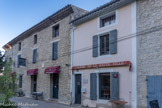<center><center>Vaison-la-Romaine : la haute-ville.</center></center>Place du poids. Il s’y trouvait la première maison commune et la salle du jeu de paume.