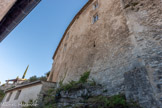 <center><center>Vaison-la-Romaine : la haute-ville.</center></center>Remparts du XIVe siècle avec des meurtières. Les remparts qui enserrent ce bourg médiéval ont été en partie édifiés avec des pierres provenant de la ville romaine.