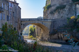 <center><center>Vaison-la-Romaine : le pont romain. </center></center>L'ouvrage est ancré dans la roche au niveau d'un rétrécissement de l’Ouvèze. Bâtie en grand appareil à joints vifs, son arche unique, de 14,80 m d'ouverture et large de 9,70 m, est constituée de cinq arcs en plein cintre. A gauche, le corps de garde.