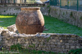 <center><center>Vaison-la-Romaine : le site de Puymin. </center></center>Quartier artisanal. Un dolium  y est conservé. Ce type de récipient en terre cuite  servait  au  stockage  des  aliments  comme  les  olives  ou  les 
céréales. On les enterrait aux ¾ afin de conserver les denrées à une température constante.