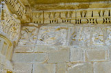 <center><center>Vaison-la-Romaine : la chapelle Saint-Quenin</center></center>Pour les faces Sud-Est et Nord-Est, on ne voit qu’une seule rangée de frises. La corniche semble en meilleur état et comporte deux rangées de motifs.