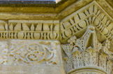 <center><center>Vaison-la-Romaine : la chapelle Saint-Quenin</center></center>Personnage semblant tirer la frise composée d'entrelacs.