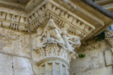 <center><center>Vaison-la-Romaine : la chapelle Saint-Quenin</center></center>Personnage assis tenant un poignard de la main droite. La volute du chapiteau semble figurer une tête frisée ou un lion. Est-ce la représentation du Sacrifice d'Abraham ou Hercule et le lion de Némée ?