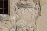 <center><center>Vaison-la-Romaine : la chapelle Saint-Quenin</center></center>Autre bas-relief : le chrisme (monogramme du Christ). Quenin (Quinis) né à Vaison entre 500 et 510, a été évêque de la ville. Une charte de 910 mentionne la célébration de sa fête mais il est probable que cette vénération est plus ancienne. Quenin a été canonisé par le pape Innocent III en 1205, à la demande de l’évêque Raimbaud II.