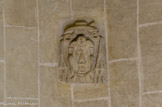 <center><center>Vaison-la-Romaine : la chapelle Saint-Quenin</center></center>Clé de voûte avec les armoiries de l’évêque Joseph-Marie de Suarès : une tour d'argent, maçonnée de sable, surmontée d'un aigle éployé d'or et couronné de même.