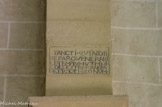 <center><center>Vaison-la-Romaine : la chapelle Saint-Quenin</center></center>Inscription de l'église. Des chanoines résidaient dans l’abbatia sancti Quinidii qui est alors dite en dehors de la ville.