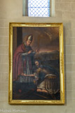 <center><center>Vaison-la-Romaine : la chapelle Saint-Quenin</center></center>Ce tableau réalisé à la suite d’un vœu (ex voto) rappelle comment St-Quenin a protégé la ville lors de la venue du nouveau gouverneur de la Provence, Mummol. Le guerrier s’attendant à être reçu avec de nombreux honneurs se sentit offensé par la simplicité de l’accueil de Quenin. Il s’apprêtait à le châtier lui et la population, quand il se trouva envahi de vives douleurs. Saint Quenin, invoquant l’assistance divine, obtint alors sa guérison. Le prélat, coiffé d’une mitre et appuyé sur une crosse est vêtu d’une soutane foncée recouverte de rochet blanc en dentelle, d’une chape et d’une étole pourpres à galon doré. Il est chaussé de rouge. Le visage clément, il bénit Mummol, prosterné à ses pieds, couronne et sceptre déposés en signe de soumission et tendant la main pour toucher le vêtement du prélat en signe de reconnaissance. Il porte une tunique blanche et une cuirasse à lambrequins, un manteau bleu et des chaussures montantes. A l’arrière, sous un- ciel sombre, la ville fortifiée autour de la cathédrale est dominée par un château couronnant la colline. Dans le lointain, apparaît un autre château qui pourrait être celui du Crestet.