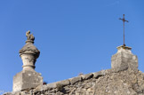 <center><center>Vaison-la-Romaine : la haute-ville.</center></center>L'Eglise-Cathédrale. Pot-à-feu de la façade.