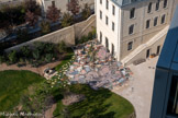 <center>Arles : Luma.</center>Au Café du Parc, sol en mosaïques « MEMORY, 2021 » de Kerstin Brätsch.  Imaginées par l’artiste comme des compositions monumentales tournées vers le ciel, à l’extérieur du bâtiment, ces formes puissantes dominent la vue du parc depuis La Tour. La mosaïque représente différents personnages que l’on retrouve souvent dans ses huiles sur mylar. Ces figures sont ici agrandies, démesurées, recréées, avec une nécessaire transposition à travers l’art de la mosaïque. Les chemins liants les différents personnages sont constitués d’un type de mosaïque plus abstrait et d’autres éléments céramiques, inspirés des dégradés de couleur obtenus par coups de pinceau. Des motifs similaires se poursuivent jusque dans l’espace intérieur du Café du Parc, créant un continuum unifiant les deux espaces de manière saisissante.