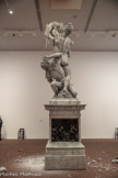 <center>Arles : Luma.</center>Sculpture éphémère en cire de Urs FISCHER. Reproduction de « l’Enlèvement des Sabines » du sculpteur maniériste d’origine flamande Giambologna. Urs FISCHER est connu pour ses sculptures transitoires, en cire ou en argile brute, suggérant un monde en ruine.