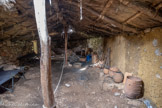 <center>Cambous : La maison reconstituée.</center>Notre proposition permet de se faire une idée de l'aspect d'une maison de Cambous. Le faible diamètre des trous de poteaux porteurs, l'épaisseur et la hauteur des murs nous ont permis d'opter pour cette toiture basse qui donne à la maison un aspect ramassé. Elle n'a pas son pareil dans l'architecture actuelle, ce qui ne veut pas dire qu'elle n'a jamais existé. Plusieurs années d'exposition au vent, à la pluie et à la neige montrent qu'elle est fonctionnelle et se révèle parfaitement étanche. La hauteur des murs est évaluée d'après leur épaisseur et il fallait se baisser pour rentrer par les portes basses .A l'intérieur nous avons rassemblé des copies d'objets utilisés sur le village et trouvés en fouilles.