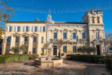 <center>Les Arcs sur Argens : L’hôtel de ville.</center>Jusqu’en 1801, les délibérations du conseil se tiennent dans l’Ostal de Sanct Sperit, Place du Château. Puis l’administration s’installe « sous la réserve de la tour de l’horloge ». En 1826, « la maison commune est incommode et trop petite pour que ses archives puissent y être classées avec ordre » et une maison au bas de la rue de la Croisière est achetée mais le nouveau bâtiment gêne le passage des véhicules tirés par les chevaux montant vers Draguignan et la façade du nouvel édifice public est alignée sur le reste des constructions.
Finalement, en 1872, la vente d’une coupe extraordinaire de cinquante mille pins de la forêt des Arcs est affectée « à la construction de l’hôtel de ville et à la place qui doit le précéder ». En 1877, à l’emplacement de l’ancienne tannerie, la première pierre de l’hôtel de ville actuel et de l’école des filles est posée. Devant, la fontaine de la mairie.