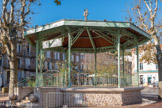 <center>Les Arcs sur Argens.</center>En novembre 1931, grâce à l’appui financier de plus de 500 souscripteurs, l’édification d’un kiosque à musique « pour perpétuer le souvenir du grand maître Jacques Offenbach » est terminée. Au-dessous coule le Réal. Le ruisseau du Réal a été recouvert en plusieurs fois. Au fur et à mesure des agrandissements successifs de la place Neuve, des fontaines sont régulièrement installées puis déplacées. Finalement, l’espace entre le pont du Réal et le pont neuf est couvert en 1859.