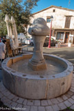 <center>Les Arcs sur Argens.</center>Place Paul Simon, avec sa fontaine de l’hospice (1858), savant mélange de passé historique et d’architecture contemporaine. En « pierre de Draguignan » et « marbre jaune d’Ampus », elle est déplacée de la Place Neuve à la Place Paul Simon en 1858.