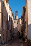 <center>Les Arcs sur Argens : La tour de l’horloge.</center>C’est au XIVe siècle que la troisième enceinte est édifiée. Sont visibles aujourd’hui la porte et la tour carrée, dite tour de flanquement, qui permettait des tirs parallèles à la courtine. La Municipalité des Arcs et les Amis du Parage ont œuvré en commun pour la restauration de la Tour de l'Horloge inaugurée le 05-11-94. Cette finalisation est due à l’initiative des Amis du Parage.