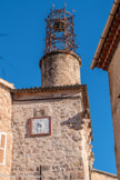 <center>Les Arcs sur Argens : La tour de l’horloge.</center>Les consoles de hourdage triangulaires au sommet, supportaient une galerie en bois défendant la base de la tour. Sur le campanile, la date de sa construction, 1662.