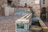 <center>Les Arcs sur Argens : La fontaine et le lavoir de l'horloge.</center>Au XVIe siècle il existe 2 fontaines, l’une au « portal d’abas », la porte d’en bas, l’autre au « portal d’amont », la porte d’en haut, toutes deux alimentées par un aqueduc provenant de la source de Sainte Cécile. Avant la Révolution les textes mentionnent très régulièrement les fontaines et la « fontaine d’aval » est spécifiquement mentionnée en 1609.