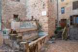 <center>Les Arcs sur Argens : La fontaine et le lavoir de l'horloge.</center>En 1827, un lavoir existe déjà mais « il est tellement dégradé par l’usage et le temps et sa position est également si deffectueuse qu'il est indispensable de le reconstruire » (sic), ce qui sera fait en 1838. C’est ici également que se trouve, de 1793 à 1826, sous la réserve de l’horloge, « la maison appartenant à la commune et servant d’hôtel de ville ». C’est ici aussi que les « patrons de pierre », utilisés pour contrôler la conformité des balances et des instruments de mesure, sont entreposés. C’est ici enfin que se trouvait la prison.
