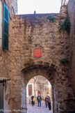 <center>Les Arcs sur Argens.</center>Porte Basse vue de l'intérieur. Nous voici dans le quartier médiéval du Parage. Le nom du quartier du Parage peut avoir une origine toponymique. En effet le castrum qui est entouré d’une enceinte (barri), contient les possessions du comte et les maisons des co-seigneurs.
Nous avons là l’origine du nom du quartier du Parage, à savoir le quartier des nobles distinct et séparé du village du bas qui est celui des paysans (vilains ou manants). Autre origine possible, « parage », en occitanie, signifie équité dans l’honneur (au XIIème siècle).