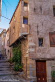 <center>Les Arcs sur Argens.</center>La rue droite.
Au début du XXe siècle, la « Rue Droite » (rue directe entre deux portes) est à l’abandon.
Au moyen-âge, des « pontets » reliant deux maisons qui se faisaient face, ou des maisons à encorbellement, permettaient d’agrandir les surfaces habitables sans sortir de l’enceinte fortifiée.