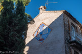 <center>Les Arcs sur Argens.</center>Le cadran solaire, réalisé par Rémy Potey en 1998, représente Hélion de Villeneuve, grand maître des Chevaliers Hospitaliers de Saint-Jean de Jérusalem et sa soeur Sainte-Roseline. Inscription : 