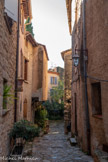 <center>Les Arcs sur Argens.</center>La rue Victor Maria, ex Rue Droite. Traditionnellement, en milieu urbain, au moyen-âge, les maisons sont étroites et hautes, serrées les unes contre les autres, avec souvent une boutique ou un atelier au rez-de-chaussée, les logements dans les étages et des caves sur un ou plusieurs niveaux. 
La maison de ville est donc en général polyvalente et elle concentre plusieurs fonctions : professionnelle au rez de chaussée (commerciale ou artisanale), résidentielle pour toutes les parties supérieures (sauf les combles).