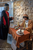 <center>Les Arcs sur Argens : la maison de l'histoire des Arcs.</center>Romée de Villeneuve dit « Le Grand » dicte son testament à son notaire Hugo Mercator. Baron de Vence, Grand Sénéchal de Provence, Connétable et Premier Ministre de Raimond Béranger V, comte de Provence (1200-1250).
C'est vers 1226 qu'il paraît pour la première fois à la cour de Raimond Bérenger V en qualité de juge de Provence. A partir de 1229, il partagea avec Guillaume de Cotignac la direction des affaires du Comté. La même année il fut nommé gouverneur de Nice où il fit construire une forteresse.
Il réussit à restaurer l'autorité du comte de Provence sur ses Etats, réduisant à l'obéissance tous les seigneurs du Comté. Ayant gagné la confiance de Raimond Béranger V pour son habile administration, il fut nommé par testament, en 1238, tuteur de sa dernière fille, Béatrix, héritière du Comté de Provence, son exécuteur testamentaire et régent de ses Etats. Aussitôt après la mort du comte de Provence, en 1245, il rassembla les Etats et fit prêter serment de fidélité à tous les barons et vassaux de la princesse Béatrix. •	Retiré des affaires publiques, Romée mourut en 1250.