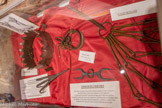 <center>Les Arcs sur Argens : la maison de l'histoire des Arcs.</center>Instruments de torture. Le fouet métallique.
Fers aux pieds pour entraver les déplacements.
Fourche de l'hérétique. Instrument constitué de deux petites fourches opposées et dont les pointes pénétraient dans la chair sous le menton et sur la poitrine. Un petit collier soutenait l'instrument de façon que la tête de la victime, en position permanente élevée soit empêchée de tout mouvement et la pénétration des fourches en des points vitaux prolongeait la souffrance avant la mort. Évidemment les mains des victimes étaient attachées dans le dos.
