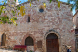 <center>Les Arcs sur Argens : La chapelle Saint Pierre.</center>Mentionnée dans une charte de 1050, qui relate la donation qu’en firent les seigneurs 
des Arcs à l’abbaye St Victor de Marseille, l'église Notre Dame est reconstruite, au XIIIe siècle, dans le style roman. De cette époque il reste la nef nord. Aux XVIIe et XVIIIe siècles, les voûtes du chœur sont crevassées, l'escalier de la tribune est impraticable puis c’est le clocher qui menace de s’effondrer. En 1836, le chœur et le clocher sont démolis et un mur est construit, séparant les parties détruites du reste de l’édifice, restauré en 1969.