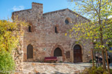 <center>Les Arcs sur Argens : La chapelle Saint Pierre.</center>Aujourd’hui désaffectée et appelée chapelle Saint Pierre du Parage, cet édifice a été l’église paroissiale de la commune du XIe siècle à 1851, date à laquelle l’actuelle église paroissiale, l’église Saint-Jean-Baptiste, a été construite. Au début du XIIIe siècle, l’église était constituée de deux nefs parallèles couvertes de voûtes en berceau brisé séparées par quatre arcades et se terminait par un mur droit, englobé au XIVe siècle dans le mur d’enceinte du castrum. Il y avait alors deux portes : une à l’ouest, débouchant sur l’actuelle Place du Micocoulier et ensuite transformée en fenêtre (à gauche), et une plus petite au nord, aujourd’hui murée, desservant la maison claustrale. L’église était alors accolée à un cimetière.