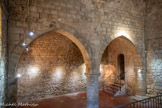 <center>Les Arcs sur Argens : La chapelle Saint Pierre.</center>Au début du XIIIe siècle, l’église était constituée de deux nefs parallèles couvertes de voûtes en berceau brisé séparées par quatre arcades et se terminait par un mur droit, englobé au XIVe siècle dans le mur d’enceinte du castrum.