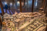 <center>Les Arcs sur Argens : La chapelle Saint Pierre.</center>Maquette du Castrum d'Arcus (XIIII XIVe siècle). Le castrum correspond, au XIIe siècle, à la partie située au nord du château, entourée d’une enceinte fortifiée, c'est-à-dire les actuelles places du Château et Clinchard. On y dénombre huit maisons et deux « casaux », ce qui signifie en ancien occitan une maison ruinée. Or le comte ne possède que le quart de la seigneurie des Arcs. On peut donc supposer que le castrum se compose d’une quarantaine de constructions, ce qui est d’ailleurs toujours le cas, à peu de différences près, sur le cadastre Napoléonien du XIXe siècle. Il est vraisemblable, qu’à cette époque-là, les coseigneurs résident également dans le castrum. C’est pourquoi le quartier porte le nom de Parage.