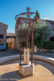 <center>Les Arcs sur Argens.</center>Place du Clinchard. Cette sculpture en fer forgé a été réalisée par Miklos Dallos. Initialement, une gueule de dragon crachant des flammes avait été prévue, symbolisant la chaleur du soleil du sud de la France. Cette fontaine a été offerte par l’artiste à la commune, dans le cadre de la réhabilitation du Parage, une manière de contribuer activement à l’embellissement du quartier. Les marbres (marbre rose, marbre arabescato et marbre vert) ont été fournis par une marbrerie de Brignoles.