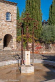 <center>Les Arcs sur Argens.</center>Place du Clinchard. Cette sculpture en fer forgé a été réalisée par Miklos Dallos. Initialement, une gueule de dragon crachant des flammes avait été prévue, symbolisant la chaleur du soleil du sud de la France. Cette fontaine a été offerte par l’artiste à la commune, dans le cadre de la réhabilitation du Parage, une manière de contribuer activement à l’embellissement du quartier. Les marbres (marbre rose, marbre arabescato et marbre vert) ont été fournis par une marbrerie de Brignoles.