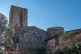 <center>Les Arcs sur Argens : le château..</center>C’est au début du XIIIème siècle que Les Arcs devint le berceau de la famille de Villeneuve qui avait délaissé ses terres de Catalogne pour s’implanter en Provence (Les Arcs, Trans, La Motte, Les Esclans).
La seigneurie des Arcs resta la propriété de Villeneuve jusqu’au XVIIème siècle. Le dernier testament en faveur de Jacques de Raity (neveu des de Villeneuve) est datée du 15 octobre 1672. Celui-ci mourut très jeune et les terres des Arcs furent vendues à la famille des Vintimille. Puis le monde paysan a remplacé la famille seigneuriale. La bergerie et le grenier à foin (à droite) sont devenus d’agréables demeures à partir des années 1970.