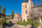 <center>Les Arcs sur Argens : la place du château..</center>Porte de la rue Hélion de Villeneuve.
