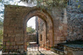 <center>Les Arcs sur Argens : le château..</center>La porte du château.
Vestige du château des Villeneuve, seigneurs des Arcs du XI le au XVIIIe siècle, la « Porte des Miracles » est un exemple de l’architecture militaire médiévale (rainure verticale dans l’épaisseur de la porte pour le passage de la herse, pierres triangulaires supportant à l’époque une galerie en bois,...) On retrouve ici les consoles de pierre, dites consoles de hourdage, permettant de supporter le hourd en bois, galerie défendant par le jet de pierres et le tir de flèches, l’entrée du château.
