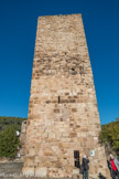 <center>Les Arcs sur Argens : le château..</center>La Tour, donjon carré, est communément appelée ‘Tour Sarrasine”. Construite vraisemblablement au XIIème siècle, elle assurait la protection de la famille qui gouvernait, servait de salle commune, et surtout abritait le “Trésor” - non pas trésor “argent“ - mais toutes les archives et documents officiels.
A la Révolution, cette Tour avait été condamné à être détruite sur l’ordre du Conventionnel Barras. Grâce à l’intervention de son secrétaire, Victor Grand, natif des Arcs, la Tour fut épargnée.