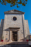 <center>Les Arcs sur Argens : l’église Saint Jean Baptiste.</center>Dès le XVIIIe siècle, l'évêque de Fréjus demande d'agrandir l'église Notre Dame (actuelle chapelle St Pierre) « ayant jugé que l’église n'étoit pas assés ample pour contenir le peuple de cette paroisse ». La congrégation de pénitents blancs précise que « l’église paroissiale est de beaucoup trop petite et (...) par sa situation dans le haut du bourg se trouve d'un accès difficile (…) pour les vieillards et les convalescents».
Régulièrement le conseil de la communauté discute de l'agrandissement de l'église puis décide d'en construire une nouvelle mais le futur emplacement est sujet à débats.
L'édifice est béni le 19 octobre 1851 et consacré le 14 octobre 1882. La façade est construite en belles pierres de taille assemblées en assises régulières. Elle est surmontée d’un large fronton au-dessous duquel perce une rosace. Son portail avec linteau de pierres est fait d’un entablement soutenu par des pilastres.