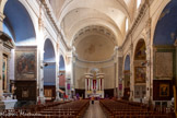 <center>Les Arcs sur Argens : L’église Saint Jean Baptiste.</center>C'est un grand vaisseau orienté mesurant 35 mètres de long, 18 mètres de large et 18 mètres de haut. Elle est constituée d’une seule nef de cinq travées couverte d’une voûte plein cintre reposant sur une corniche. De chaque coté s’ouvrent quatre chapelles comportant de beaux et anciens retables provenant de l’église du vieux village.