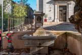 <center>Les Arcs sur Argens.</center>Fontaine de l'église ou du chemin neuf. En 1809, une fontaine est projetée place du chemin neuf « qui seroit très utille pour ceux qui passent par la grande route, attendu qu'en s'arrettant dans la grande rue pour abreuver leurs bestiaux ils obstruent le passage et gênent la circulation ». (sic)
En 1811, M. Fouque, chimiste, demande à « placer dans le bassin de la fontaine (...) un tuyau destiné à recevoir le trop plein dans le bassin et à le conduire dans la fabrique dans le temps seulement de la fabrication du sucre de raisin ». (sic)