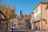 <center>Les Arcs sur Argens.</center>Contrairement au castrum, la villa a totalement disparu au cours des XIVe et XVe siècles. On relève la présence, le 8 juillet 1150, du comte de Provence, Raimond Béranger de Barcelone, troisième du nom, qui est en conflit avec une partie des nobles provençaux dirigés par Raimond des Baux revendiquant le comté. Le comte de Provence n'a pas gardé longtemps Les Arcs sous sa domination directe.
Le 1er octobre 1200, Alphonse II en fait don à son fidèle Giraud de Villeneuve, chevalier catalan arrivé depuis peu en Provence. Les Villeneuve ont imposé aux Arcs l'hégémonie de la famille pendant près de cinq siècles. François-Claude de Vintimille fit l’acquisition de la seigneurie des Arcs, en 1720. La baronnie devint marquisat.
Au XVIIIe siècle, le château féodal menace ruine. On se retrouve en 1789 avec une communauté homogène, mais avec une élite bicéphale, introduisant un esprit partisan, s'appuyant sur les clientèles de deux « clans »  rivaux : la famille Fédon, monarchiste et la famille Truc, acquise aux réformes.
