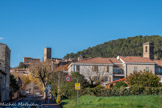 <center>Les Arcs sur Argens.</center>La Tour du château et l'église Saint-Jean-Baptiste. Le plus ancien document contenant le nom des Arcs date de 909. Il s'agit d'une villa carolingienne (domaine agricole de plusieurs milliers d'hectares) appelée Arcus, située sur le plateau à l'ouest du village actuel. Ce nom fait référence au pont à arches qui franchissait l'Argens au sud du village.
La guerre achevée en 972 par la croisade victorieuse contre les Sarrasins, les familles survivantes se partagent le pouvoir que le souverain légitime, trop lointain, n'exerce plus.
La plus grande partie revient aux descendants de Roubaud (un des libérateurs de la Provence) qui s'intitulent comtes et marquis de Provence. Des Arcs, les chartes du XIe siècle ne donnent qu'une image très floue : on perçoit deux groupes d'habitations, la villa constituant l'habitat mentionné en 909 et le castrum, noyau fortifié établi avant 1040, donc probablement par le sieur Pandoux qui faisait régner la terreur dans le Haut-Var. Le castrum est entouré d'une enceinte (barri) habitée, le comte y possède huit maisons et deux casaux. Les autres co-seigneurs résident aussi dans le castrum. Nous avons là l'origine du nom du « Parage », qui désigne le quartier des nobles, distincts et séparés du village d'en bas qui est celui des paysans.