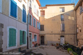 <center>Trans-en-Provence.</center>La cour du château. Quand, au début du XVIe siècle, en 1505, Louis de Villeneuve est fait, pour la première fois dans le royaume, Marquis de France, ce château est alors considéré comme l’un « des plus forts de la contrée ». Les guerres de Religion amèneront à la destruction de ce Château (1592) dont il ne restera jusqu’au XIXe siècle qu’une des tours d’angle « la Bestore ».